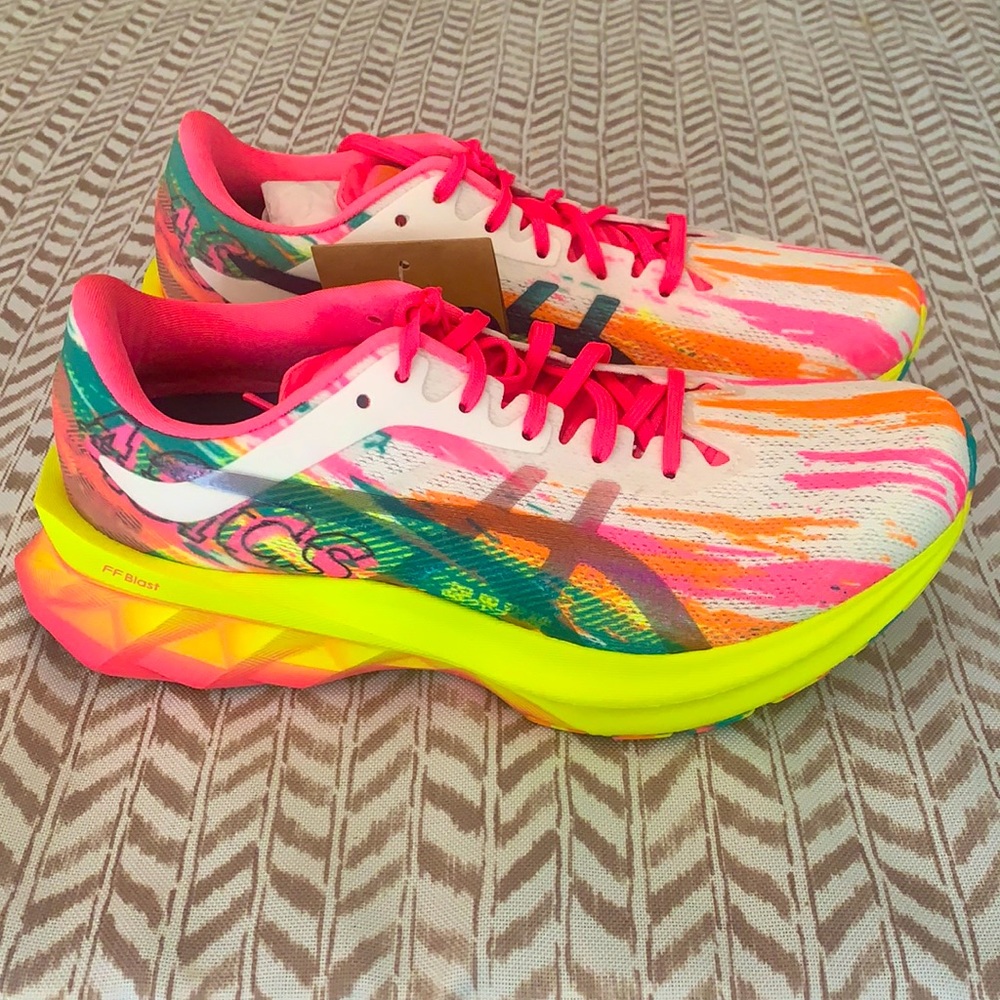 BNIB RARE ASICS Neon Novablast